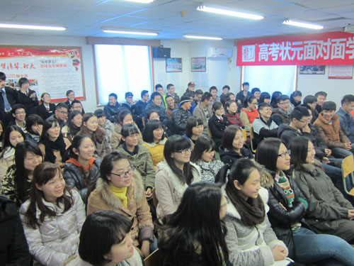 04会场的同学们正在认真听取状元经